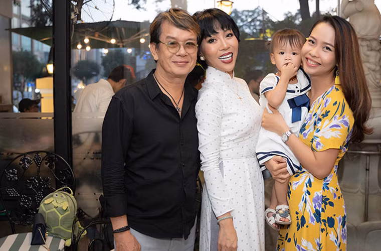 Mặc dù hơn vợ hơn 40 tuổi nhưng giữa hai vợ chồng Đức Huy – Mai Khôi không hề có khoảng cách tuổi tác. Nam nhạc sĩ từng chia sẻ: "Đầu đời của nàng và cuối đời của chàng nếu có thể hòa hợp cùng nhau thì còn gì bằng". (Ảnh: Ngôi Sao)