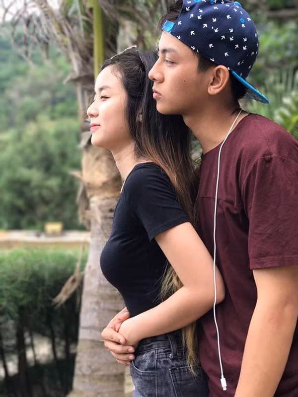 Tình cảm khăng khít của hai người khiến người hâm mộ Hoài Lâm bớt gay gắt và gia đình Bảo Ngọc cũng không còn khắt khe như trước.