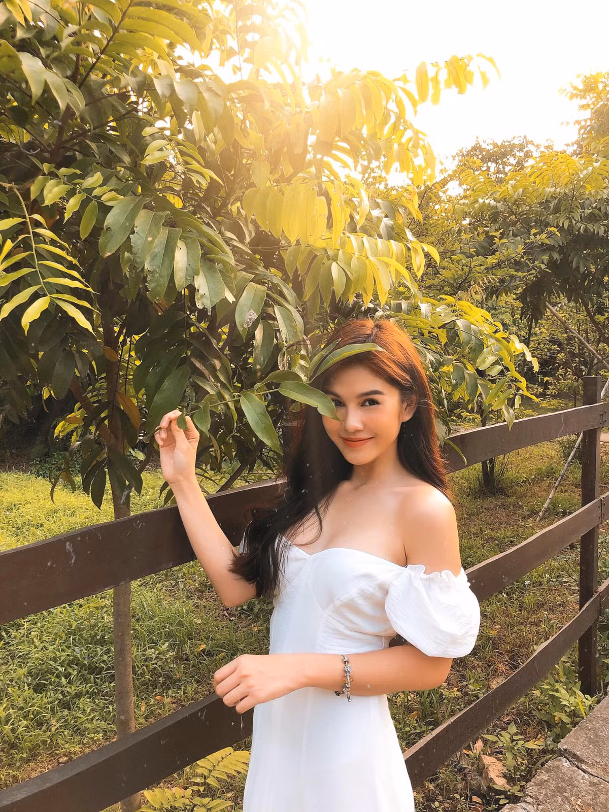 Vẻ đẹp gợi cảm của nữ MC trước khi cắt phăng mái tóc dài.