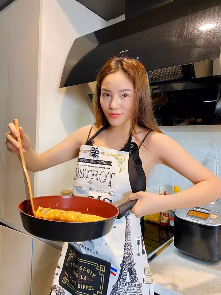 Kỳ Duyên trổ tài nấu ăn tại nhà trong thời gian nghỉ dịch COVID-19.