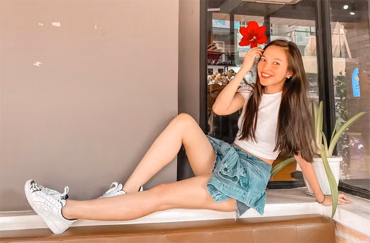 Ngoài ra, Hiền Thục còn rất biết cách ăn mặc nên trông cô không khác gì thiếu nữ 18.