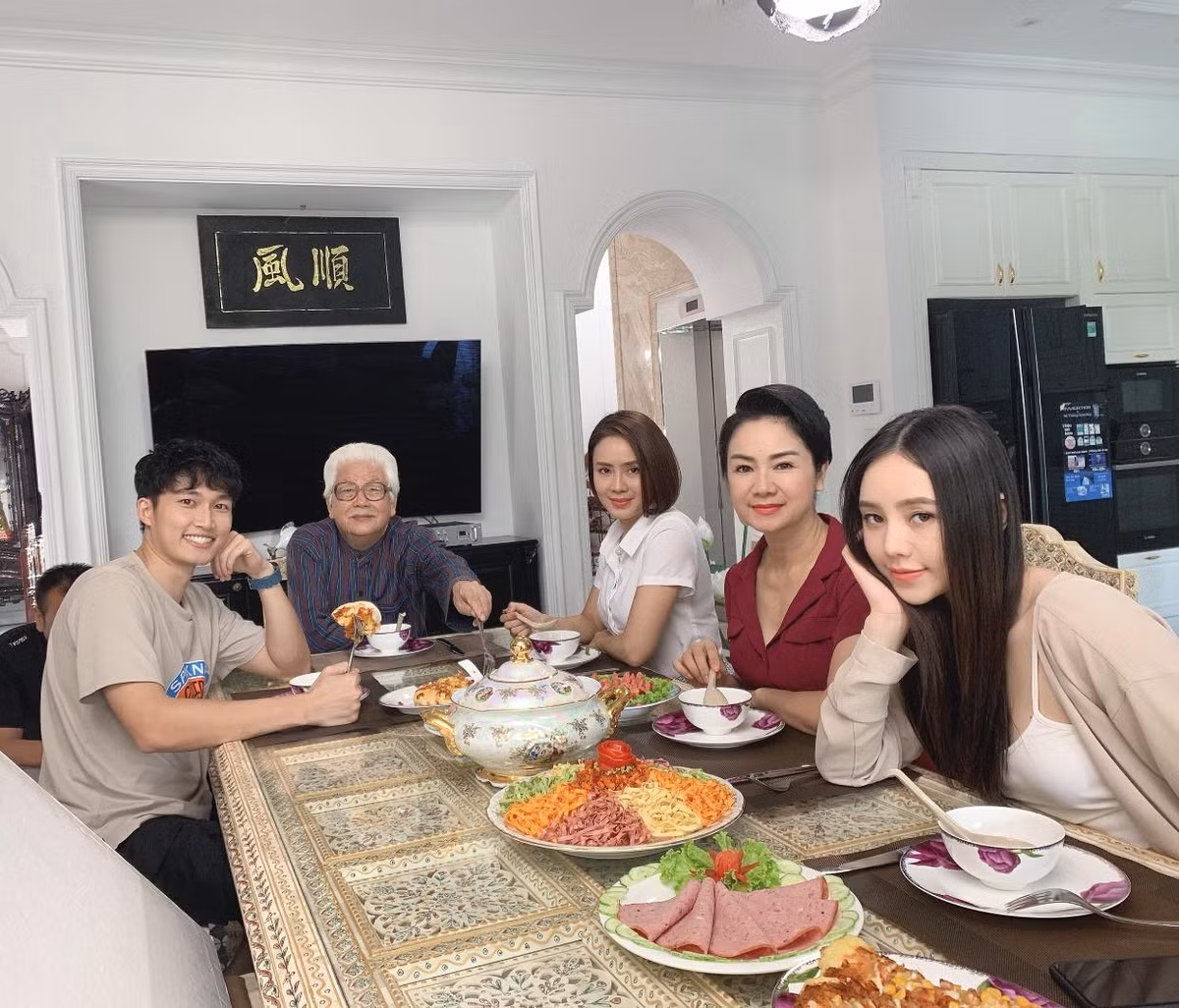 Quỳnh Kool hiện tham gia vào bộ phim "Hướng dương ngược nắng" trong vai tiểu thư sang chảnh Cao Minh Ngọc và thu hút nhiều sự chú ý.