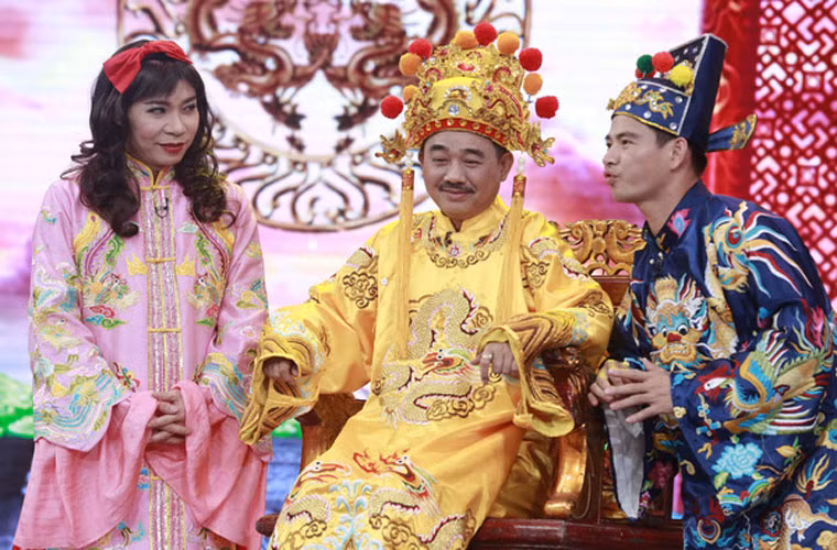 Khi đề cập với văn hóa và vấn nạn giao thông, "Cô Đẩu" ví von cách tham gia giao thông của một số người trong chương trình Táo quân 2017: "Tham gia giao thông như kiểu điền vào chỗ trống. Thấy chỗ nào hở thì mình điền vào thôi".