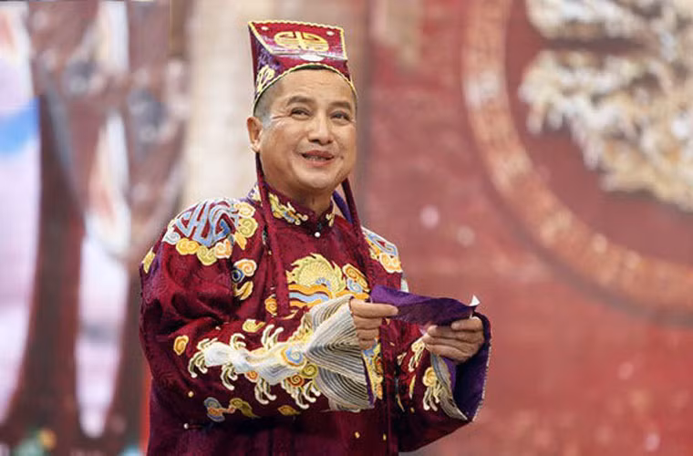 “1+1 có thể bằng 9, còn tùy vào ý chí của người chấm thi", “Thủ khoa không tự nhiên sinh ra, không tự nhiên mất đi. Nó chỉ chuyển hóa từ đứa này sang đứa khác”, “Chuột chạy cùng sào mới vào sư phạm” - là những câu nói gây ấn tượng của Táo Giáo dục trong Táo quân 2019.