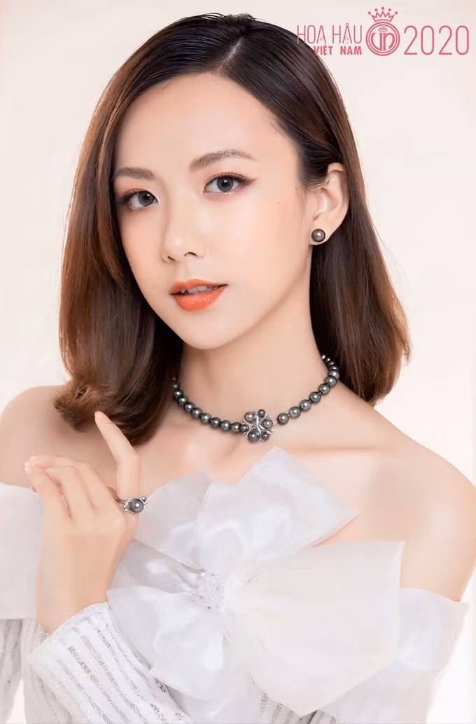 Vũ Mỹ Ngân nổi bật giữa dàn thí sinh Hoa hậu Việt Nam nhờ chiều cao "khủng" nhất - 1,81 m. Chiều cao lẫn nhan sắc xinh đẹp là lợi thế giúp nữ sinh Học viện Tài chính tự tin khi chinh chiến nhan sắc.