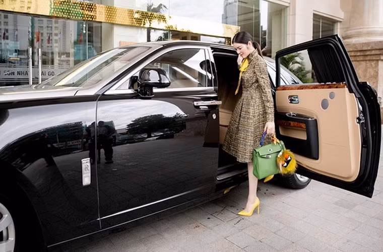 Điểm nhấn của bộ trang phục này chính là chiếc túi Hermes đắt tiền, riêng phần tua rua gắn vào túi của Fendi có giá tới 500 triệu đồng.
