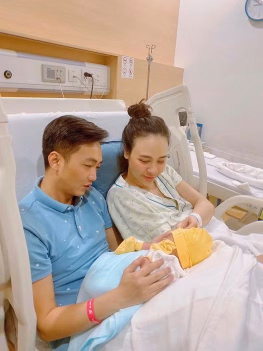 Bé Suchin chào đời ngày 9/8/2020 và được cho là một trong những em bé "ngậm thìa vàng" của showbiz Việt.