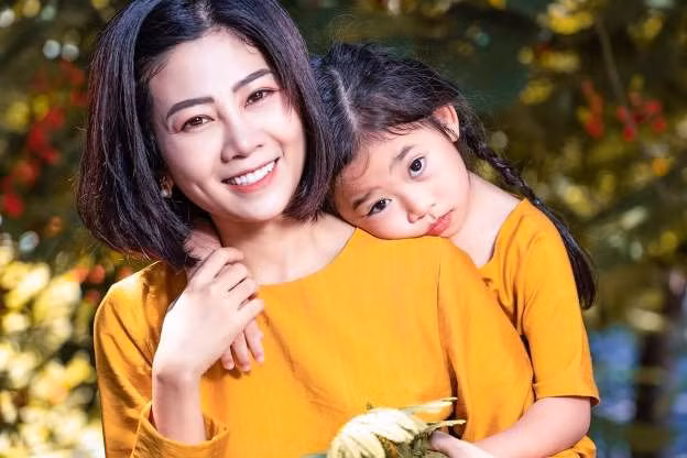 Tuy nhiên, nữ diễn viên 35 tuổi luôn nhủ lòng phải cố gắng chữa trị để sớm được ra viện về nhà với con: "Con là động lực mạnh mẽ nhất để mẹ có thể vượt qua mọi thứ và quay về để được ôm con ngủ thế này. Hạnh phúc lắm".
