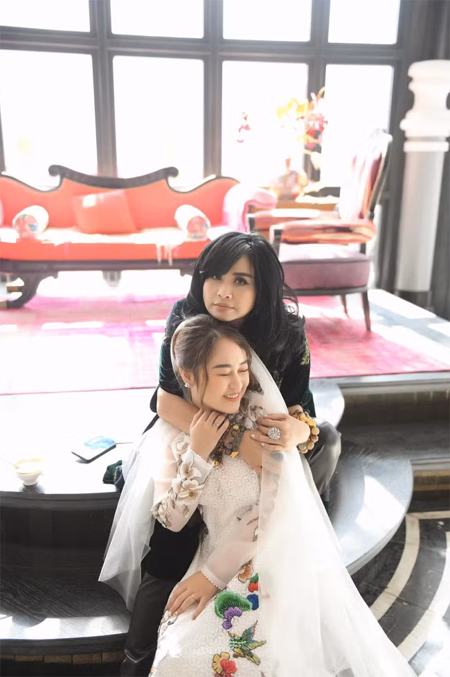 Thanh Lam và con gái trong hậu trường chụp ảnh cưới.