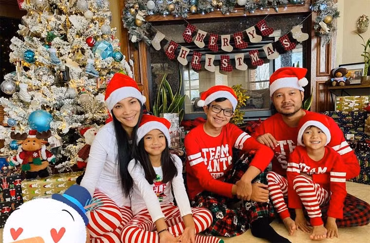 5 thành viên gia đình Hồng Ngọc sẵn sàng đón Noel.