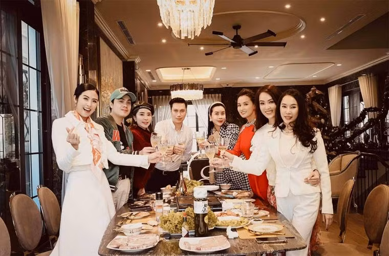 Nữ diễn viên Lã Thanh Huyền mời hội bạn thân tới nhà ăn tiệc Noel.