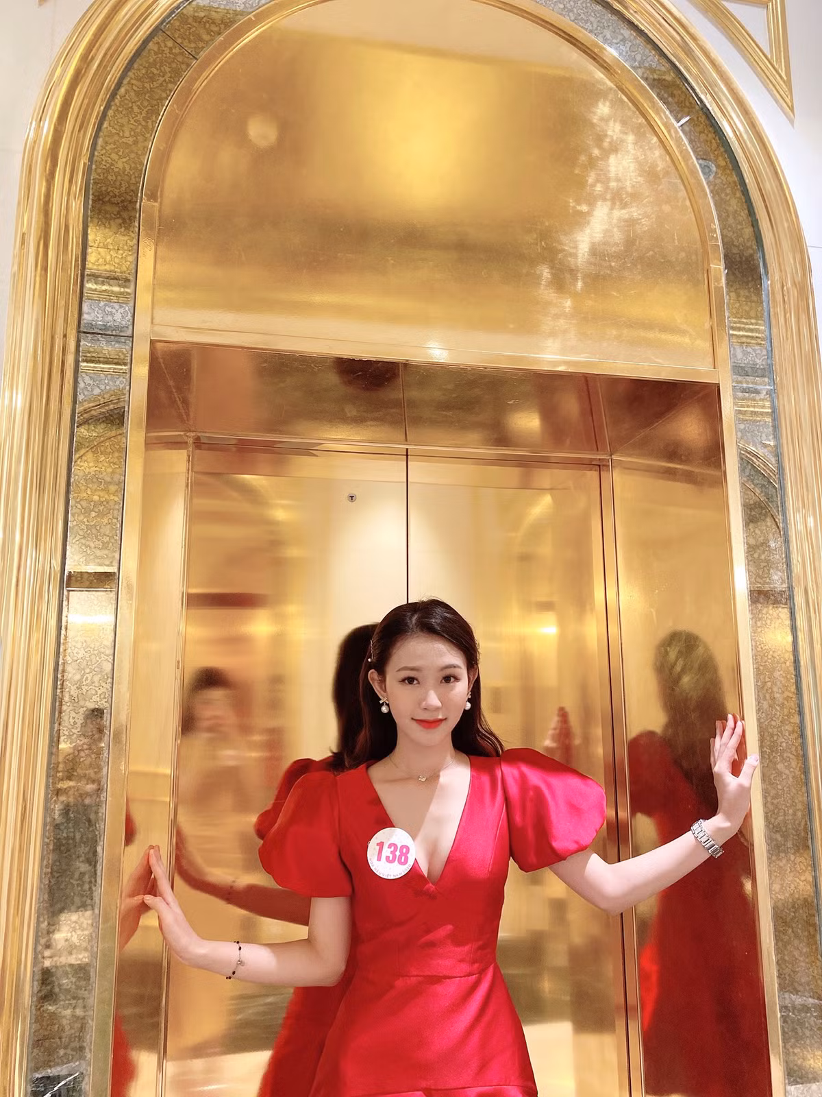 Vẻ ngoài trong sáng, thân thiện cùng nụ cười hiền dịu của mỹ nhân họ Đậu cũng chiếm được nhiều cảm tình của khán giả.