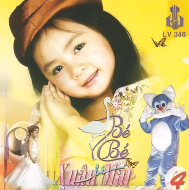 Là con gái của ca sĩ Tuấn Cảnh, ngay từ lúc 2 tuổi cô bé Xuân Mai đã được nhiều người biết tới với video “Con cò bé bé”.