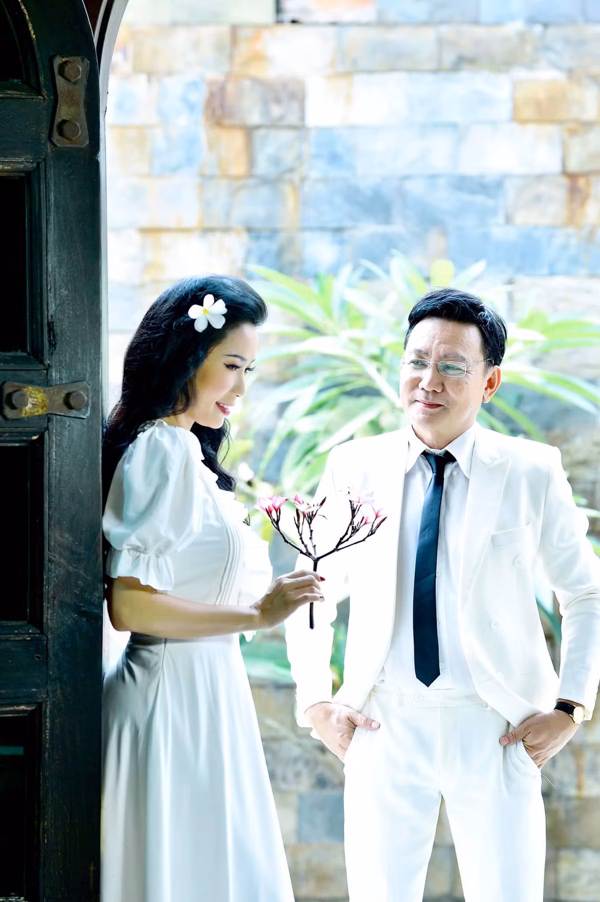 Nữ NSƯT nhận được nhiều lời khen về nhan sắc đẹp lộng lẫy.