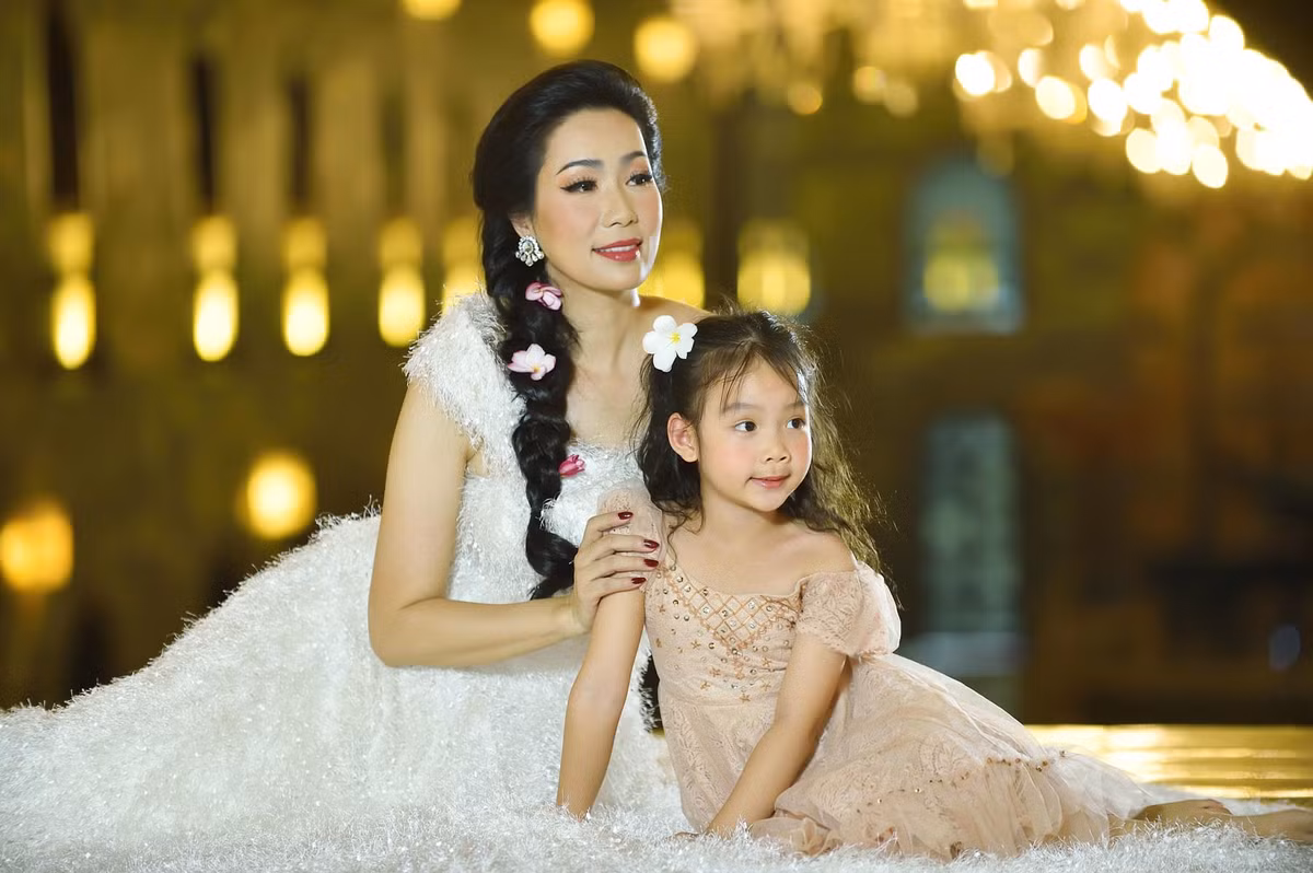 Con gái út của chị tạo dáng nhí nhảnh bên mẹ.