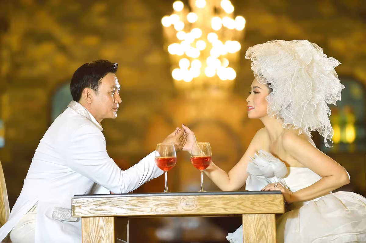 Mỹ nhân U50 gửi lời nhắn nhủ tới ông xã Võ Trấn Phương: "20 năm, 21/9/2000 - 21/9/2020. Thời gian cứ trôi, cuộc sống cứ xô bồ vội vã... còn mình thì bình yên trong không gian ấm cúng và hạnh phúc này. Vậy là đủ. Cám ơn anh, cám ơn ba của con em vì tất cả".