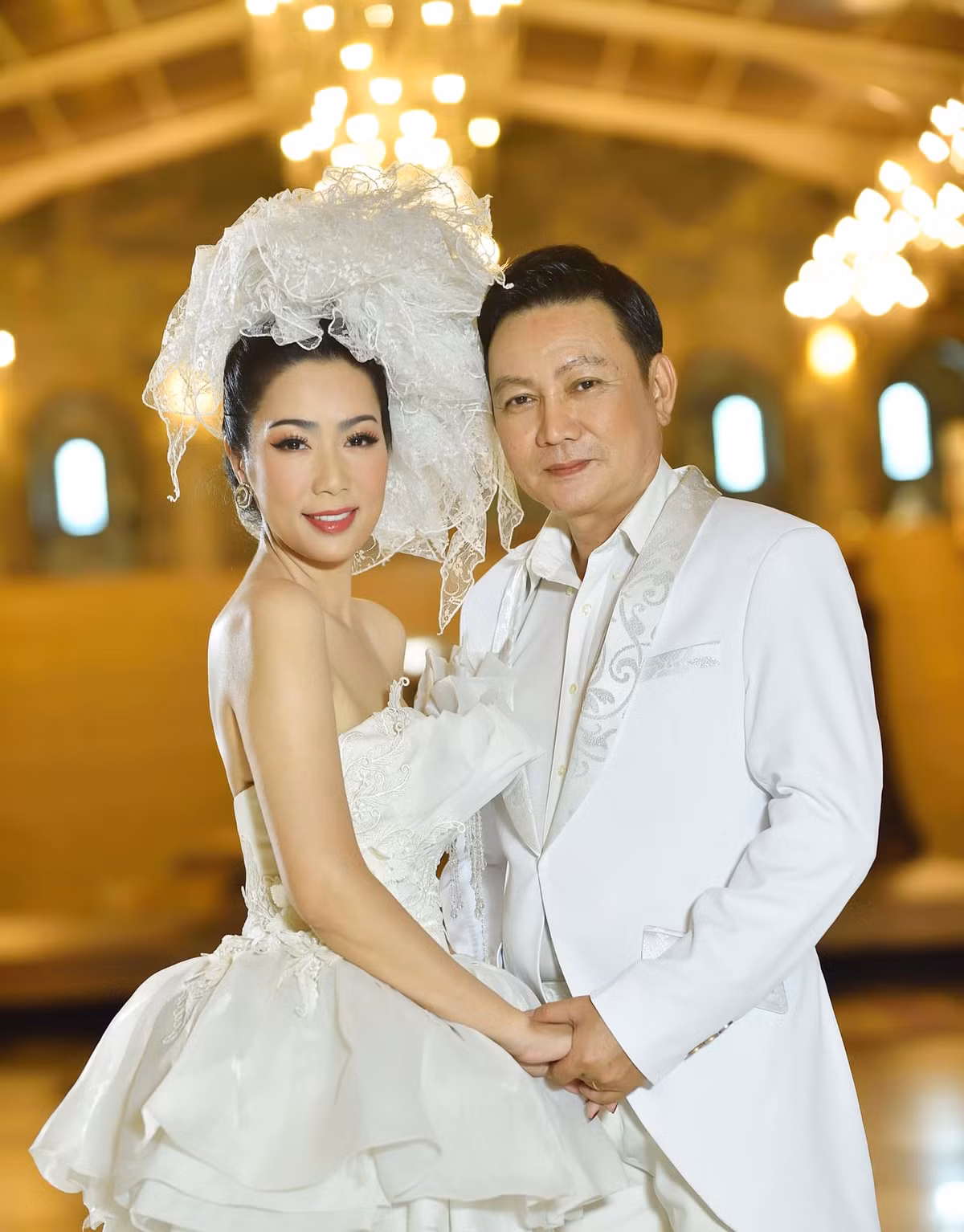 Vị doanh nhân này gây trầm trồ khi tặng vợ nhiều món quà có giá trị như biệt thự hay túi xách hàng hiệu...