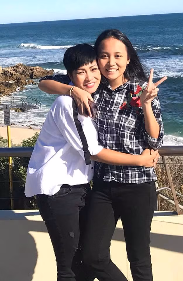 “Tớ phải giảm làm sao cho 2 đứa ta bằng đôi phải lứa nè để cho bạn có người để trò chuyện vui chơi xem phim chung á. Giờ bạn lớn nhanh quá, mình lại chạy đua theo bạn không kịp thở luôn…”, Phương Thanh tâm sự trên trang cá nhân.