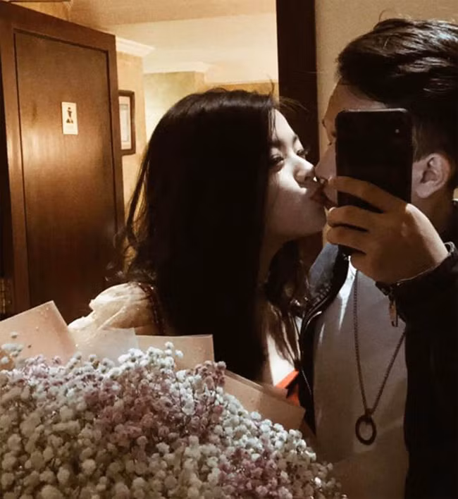 Mới đây cô gái 10x còn gây chú ý khi đăng ảnh khóa môi với bạn trai. Được biết bạn trai của Hồng Khanh là một DJ.