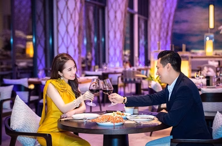 Cặp đôi cùng thưởng thức bữa tối, trải nghiệm nhà hàng sang trọng trong khu nghỉ dưỡng 5 sao tại Bãi Dài, Cam Ranh.