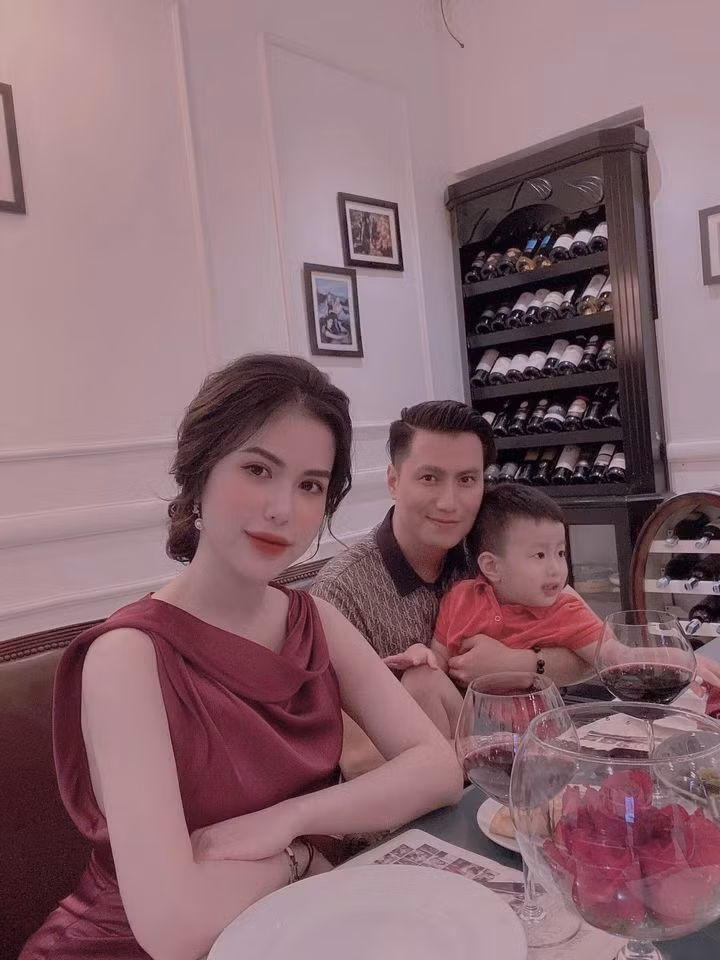 Việt Anh chia sẻ, cả hai không còn oán trách nhau sau ly hôn, thay vào đó cùng nhau hướng tới việc chia sẻ và chăm sóc con. "Giờ đây chúng tôi đã là những người bạn thật sự, luôn mong những điều tốt đẹp nhất đến với nhau", nam diễn viên cho biết thêm.