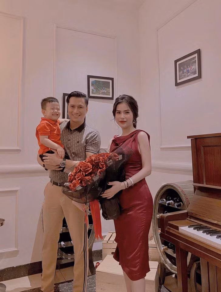 Mới đây, diễn viên Việt Anh bất ngờ đăng loạt ảnh kỷ niệm 1 năm rưỡi ly hôn giữa anh và vợ cũ Hương Trần. Con trai Đậu Đậu cũng có mặt trong buổi tiệc của hai người.