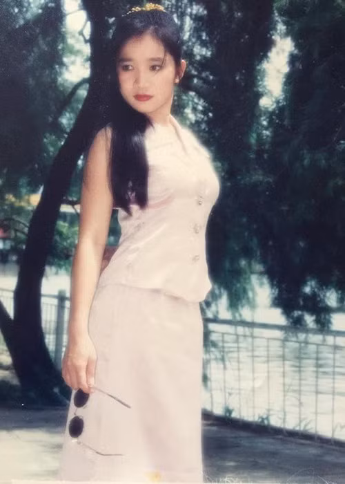... nhưng gương mặt được nhận xét là xinh đẹp với đôi mắt sắc lẹm và hai má lúm đồng tiền ngọt ngào. Ảnh: NLĐ.