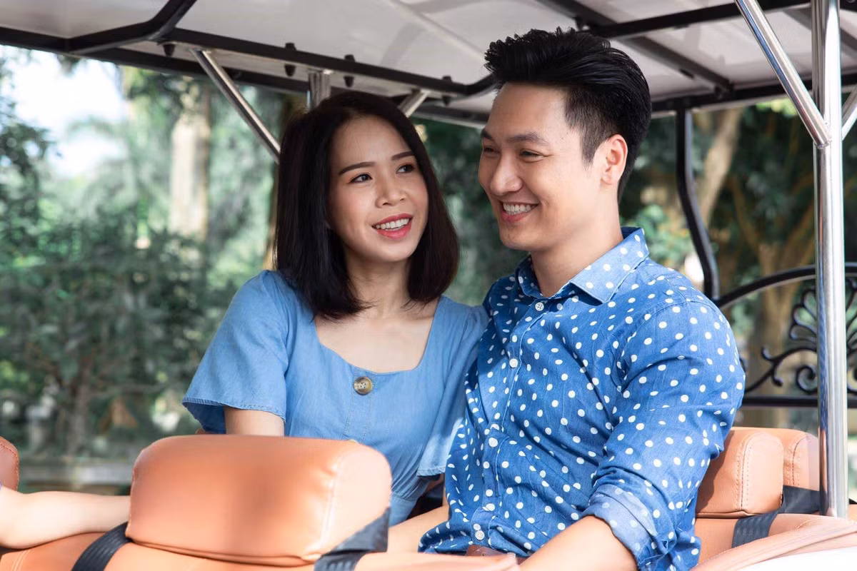 Mạnh Trường được mệnh danh là "ông chồng quốc dân" khi rất khéo nịnh vợ.