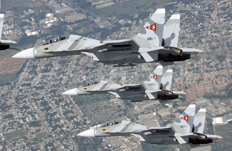 Đứng vị trí thứ 3 về số lượng Su-30MK2 là Không quân Venezuela với 23 chiếc. Ngày 14/6/2006, chính quyền Venezuela đã ký hợp đồng mua liền một lúc 24 đơn vị tiêm kích Su-30MK2.