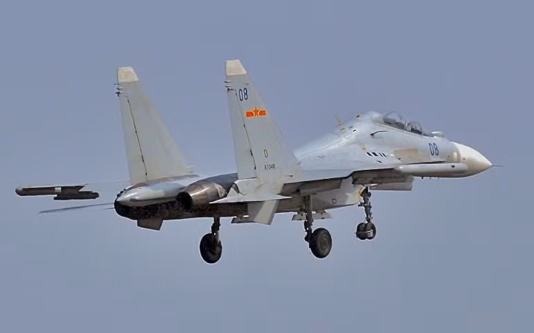 Tuy là cùng chung dòng MK2, nhưng các phiên bản Su-30MK2 xuất khẩu tới Việt Nam và các nước khác ngoài Trung Quốc đều được tinh chỉnh hệ thống theo yêu cầu riêng từng quốc gia. Thế nên, tính năng tác chiến cũng sẽ có những phần khác biệt, “không ai giống ai”.