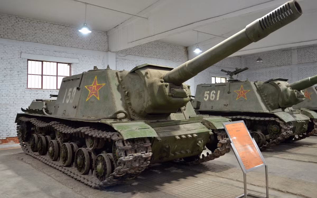 Không rõ những khẩu pháo tự hành ISU-152 hoạt động trong Quân đội Trung Quốc tới khi nào và có sử dụng trong các cuộc xung đột biên giới Ấn Độ - Liên Xô hay không. Tuy nhiên, đến tận những năm 1960 nó vẫn thường xuyên xuất hiện trong các cuộc duyệt binh lớn. Hiện tại, hầu hết pháo tự hành ISU-152 đều đã được chuyển vào viện bảo tàng.