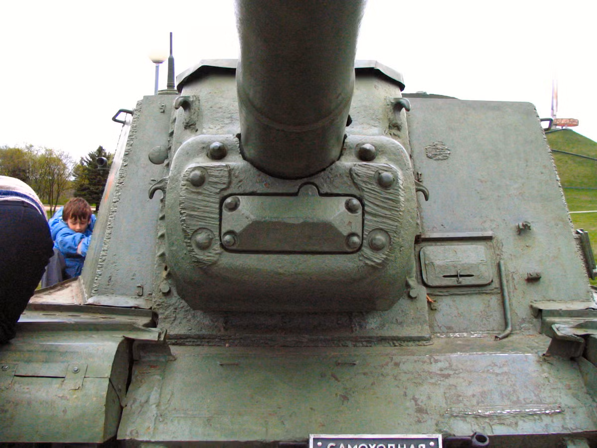 Giáp trước của ISU-152 dày đến 90mm và được làm vát nghiêng 30 độ, vùng khiên chắn quanh nòng pháo được làm hình bán cầu dày 125mm. Các loại xe tăng hạng nặng với nòng 88mm của Đức trong CTTG 2 gần như không thể xuyên thủng vùng khiên chắn của ISU-152 ngoài khoảng cách 500m.