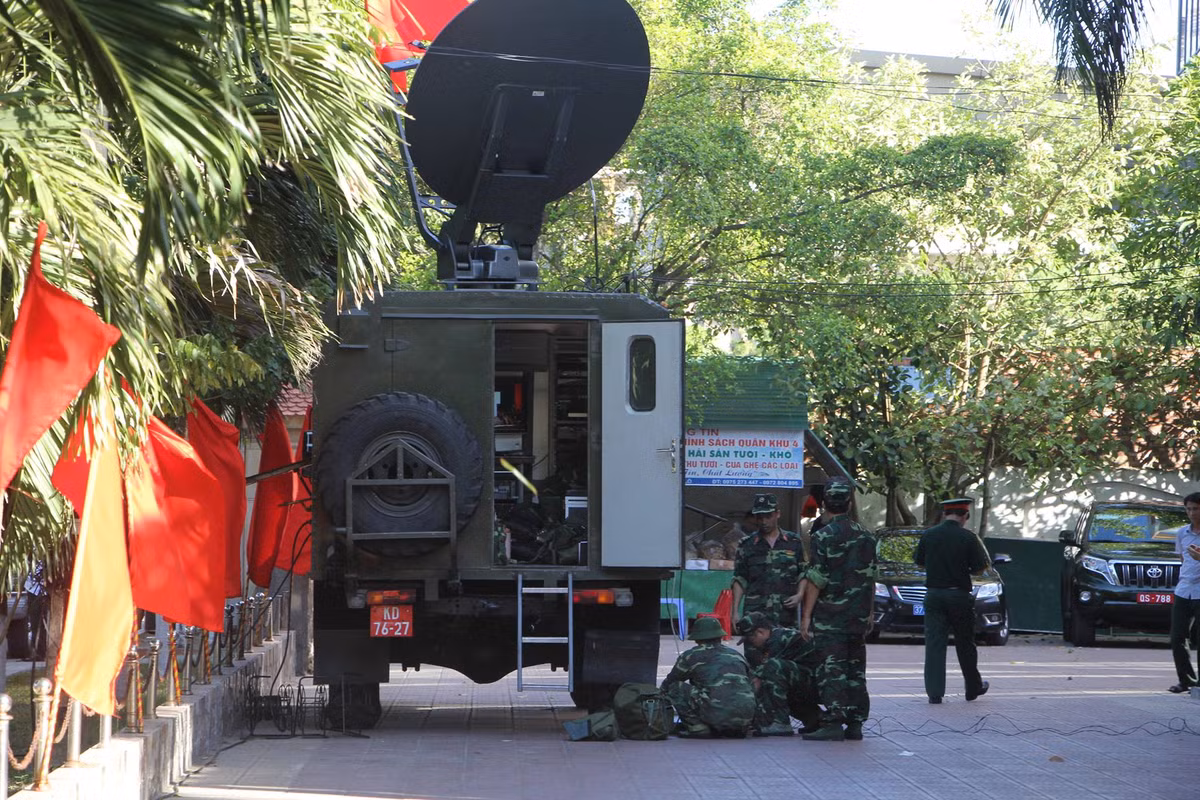 Ngoài ra, trên đất liền, bộ đội thông tin liên lạc đã triển khai các phương tiện hiện đại nhất để liên tục kết nối giữa sở chỉ huy lực lượng tìm kiếm trong đất liền với các lực lượng trên biển, trên không. Nguồn ảnh: Tuổi Trẻ