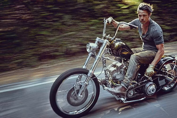 Brad Pitt cưỡi trên chiếc môtô phân khối lớn, băng qua những con đường rừng như một tay đua thứ thiệt. Lái xe môtô ở những vùng quê hay núi đồi hoang vắng mang lại cảm giác tự do và xả street cho tài tử Hollywood này, anh chia sẻ.