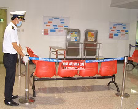 Hành khách sốt trên 38 độ thì chuyển cách ly, khai thác tiểu sử dịch tể.