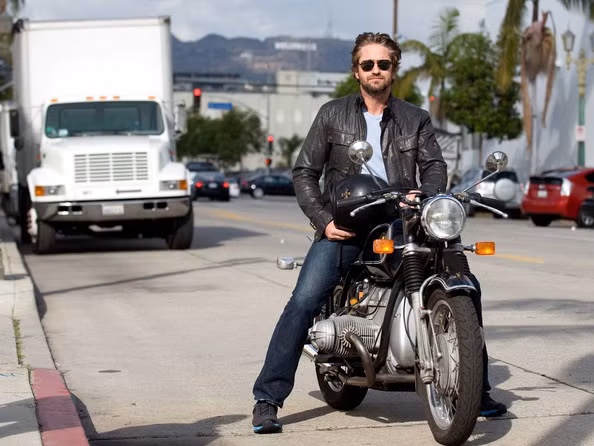 Năm 2010, Gerard Butler đã dành được vai diễn Sam Childers trong bộ phim Machine Gun Preacher với nội dung tập trung vào một cựu tay chơi mô tô và một kẻ bán thuốc phiện hoàn lương. Trong đời thực, Butler cũng là một tay xế có tiếng với bộ sưu tập đồ sộ.