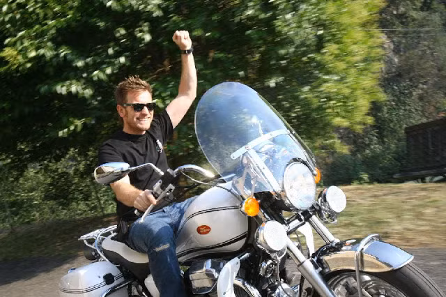 Cùng với người bạn của mình là Charlie Boorman, McGregor đã chạy xe từ John O’Groats đến Nam Phi trong series Long Way 2011. Bình thường, anh hay sử dụng một chiếc Moto Guzzi.
