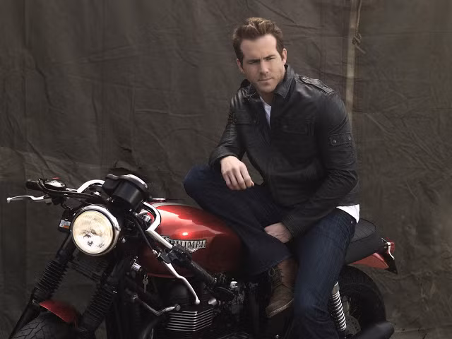Diễn viên Canada Ryan Reynolds có một niềm đam mê lớn với tốc độ và thường xuyên thực hiện những chuyến đi đường dài với anh trai mình tại Úc. Sự lựa chọn trong vài năm gần đây của anh là một chiếc Triumph Bonneville màu đỏ.