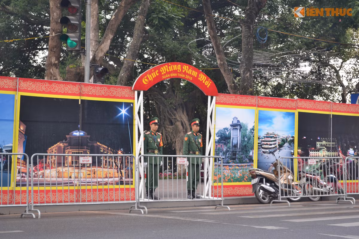 và nhắc nhở những người dân hiếu kỳ đứng chụp ảnh không làm ảnh hưởng đến công tác bên trong. Ảnh: Hồng Liên