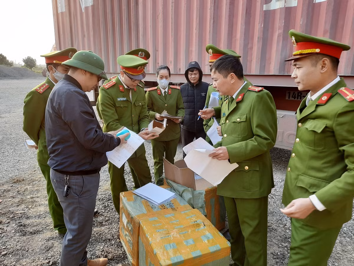 Cuc truong Hai quan Quang Ninh noi ve vu 300 tan hang nghi lau-Hinh-6