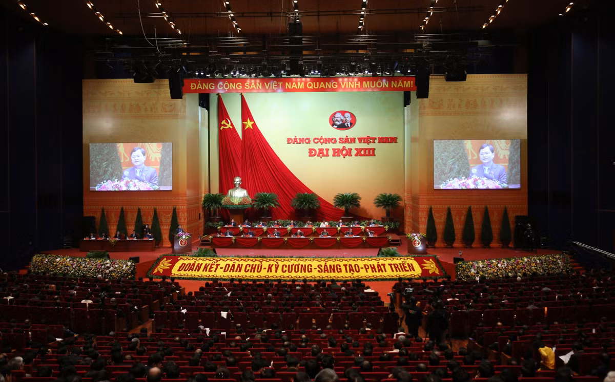 Dai hoi Dang lan thu XIII nghe bao cao ve cong tac nhan su