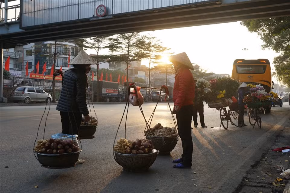 Dưới những cung đường, những chiếc xe chở đầy hoa và cả những gánh hàng rong vẫn nhộn nhịp lạ thường.
