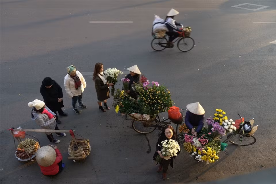 Dịp lễ tết, gánh hàng hoa nhộn nhịp hơn bởi nhiều người du xuân mua hoa chụp hình.