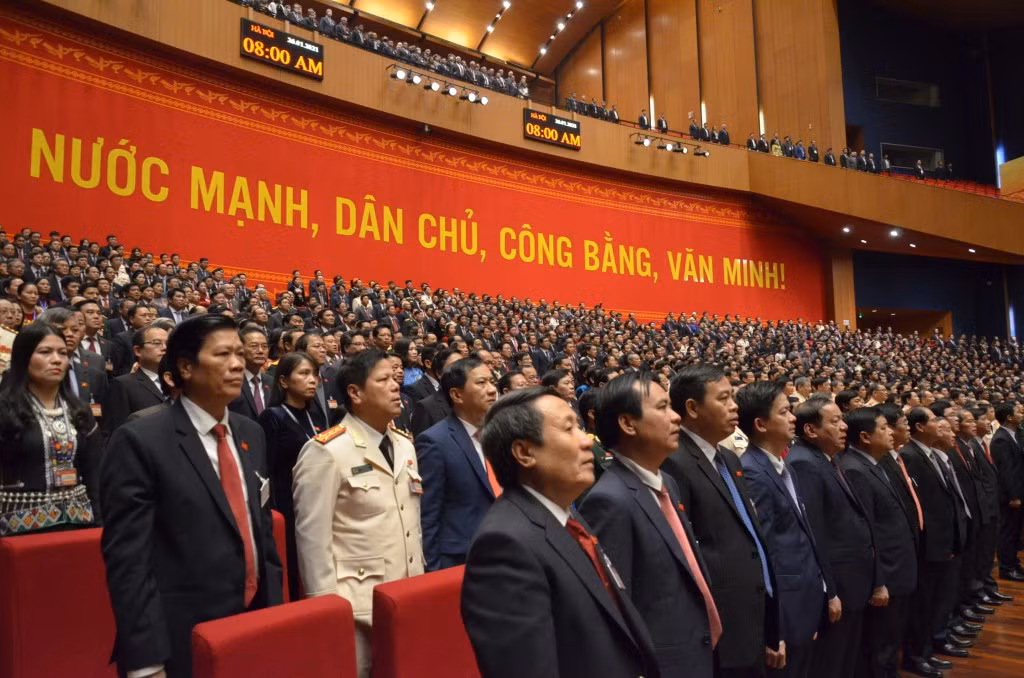 Các đại biểu thực hiện nghi lễ chào cờ.