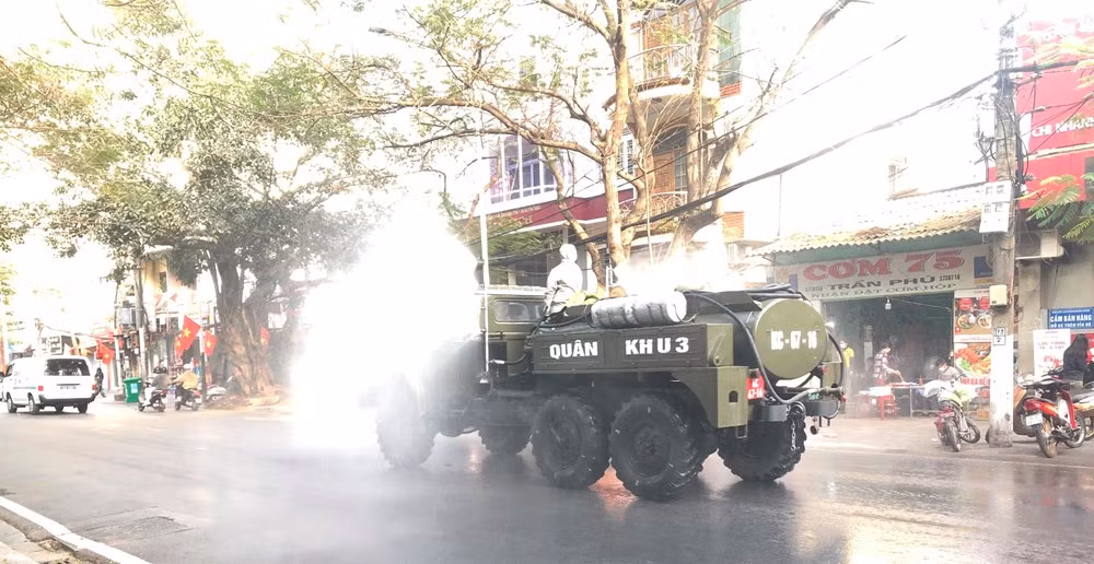 Đồng thời, tăng cường công tác tổ chức kiểm tra, xử lý trách nhiệm người đứng đầu các đơn vị, cơ sở vi phạm, xử lý nghiêm các tổ chức, cá nhân vi phạm theo quy định. Đồng thời triển khai nhiều chỉ đạo trong công tác phòng chống dịch. 