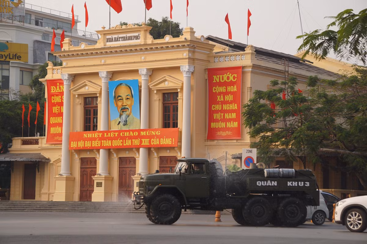 Chiều 29/1, Trung tâm Y tế dự phòng thành phố (Sở Y tế Hải Phòng) và Phòng Hóa học (Bộ Tư lệnh Quân khu 3) phối hợp với các đơn vị liên quan bắt đầu tiến hành phun hóa chất khử khuẩn các tuyến đường chính của thành phố để phòng, chống dịch COVID-19. 