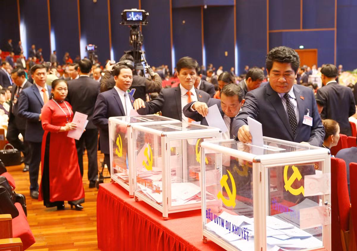 Ban Kiểm phiếu tiến hành kiểm phiếu bầu cử Ban Chấp hành Trung ương Đảng khoá XIII. Sau khi hoàn thành công tác kiểm phiếu, sẽ thông báo danh sách Ban Chấp hành Trung ương Đảng khoá XIII (cả chính thức và dự khuyết).