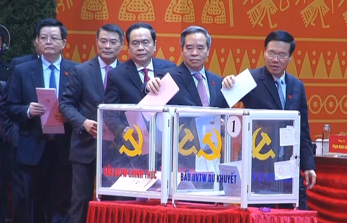 Anh: Cac dai bieu bo phieu bau Ban Chap hanh Trung uong khoa XIII-Hinh-2