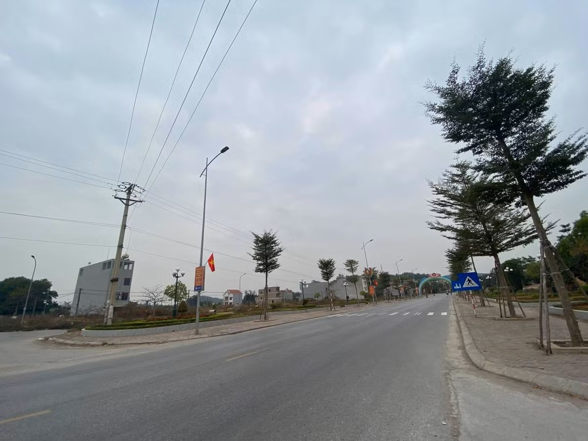 Đường phố thành phố Chí Linh vắng lặng do người dân chỉ ra ngoài khi có việc thật sự cần thiết.