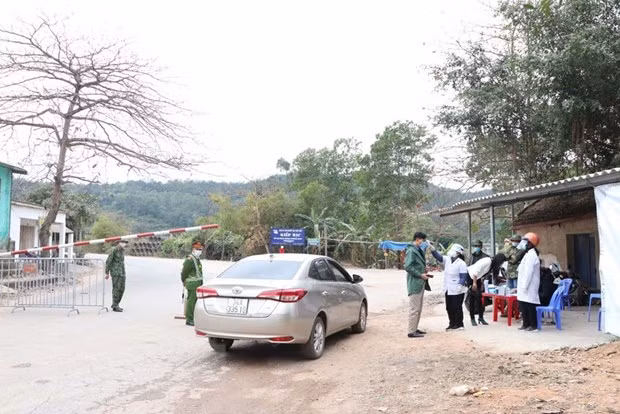 Người dân ra vào chốt được kiểm tra thân nhiệt.